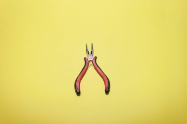 Hafif arkaplanda değiştirilebilir bitlerle birlikte evrensel tornavida seti.