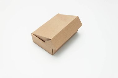 Işık arkaplanındaki karton kutu.