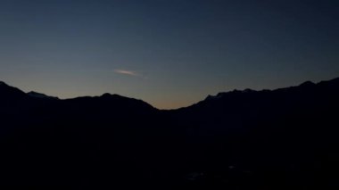 Zaman ayarlı. Dağlarda gün doğumu, bulutlar, yaz günü.