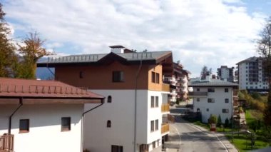 Zaman çizelgeleri. Dağlardaki oteller, bulutlar, güneş, gündüz.