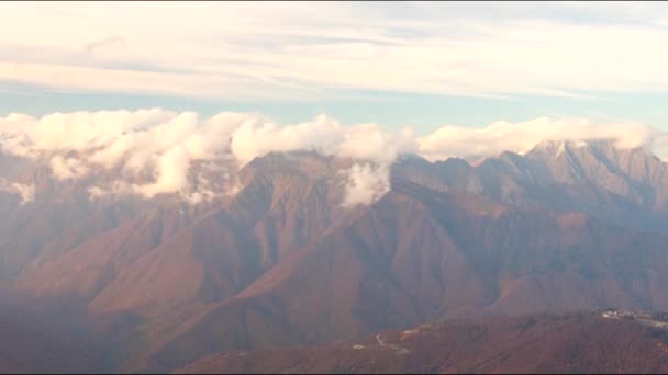 タイムラプスだ 山のリゾート 夏の日の雲 — ストック動画