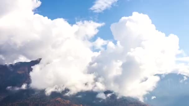 Tijdsverloop Wolken Bergen Bergplaats Zomerdag — Stockvideo