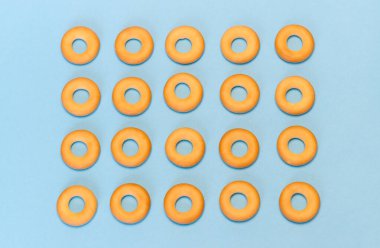 Açık beyaz arka planda kurumak. Düzen.