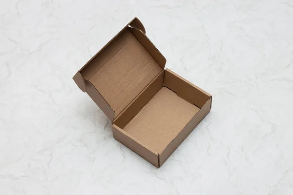 Piccola scatola di cartone per conservare le cose su uno sfondo bianco. — Foto Stock