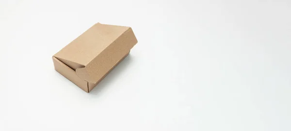 Kleine kartonnen doos voor het opslaan van dingen op een witte achtergrond. Stockfoto
