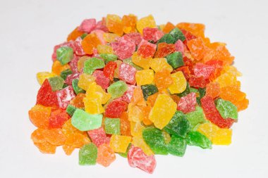 Şekerli meyve karışımı. Hafif bir arkaplanda izole et. 