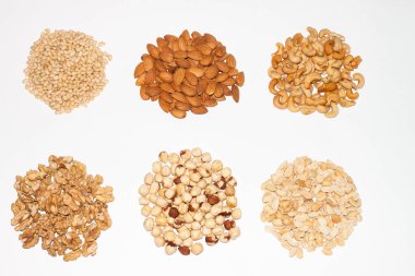 Fındık, bira atıştırmalığı. Beyaz arkaplanda izole et.