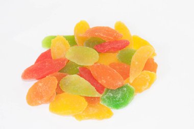 Şekerli meyve karışımı. Hafif bir arkaplanda izole et. 