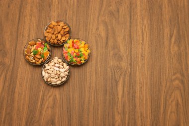 Fındık karışımı, bira aperatifleri. Koyu arkaplan. 