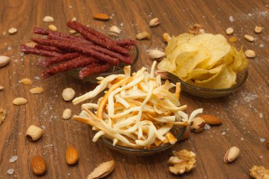 Fındık karışımı, bira aperatifleri. Koyu arkaplan. 