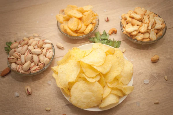 Cips, abur cubur, fındık karışımı, kraker ve bira. Hafif arkaplan. 