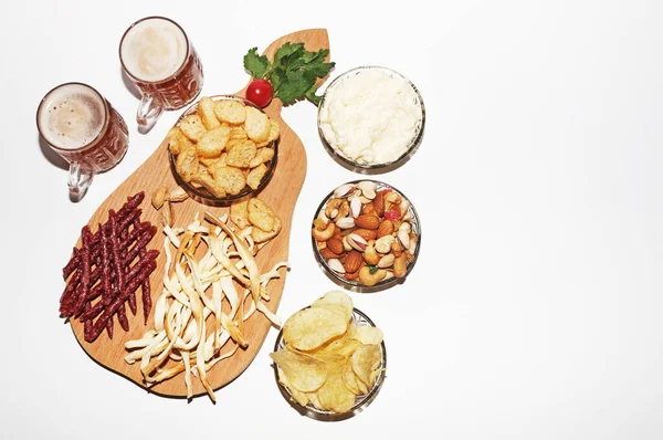 Cips, abur cubur, fındık ve bira karışımı. Beyaz arkaplanda izole et. 