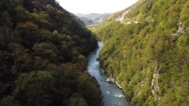 Dağlardaki bir yoldaki insansız hava aracının hava görüntüsü. Dağlık bir bölgede terk edilmiş eski bir yol..