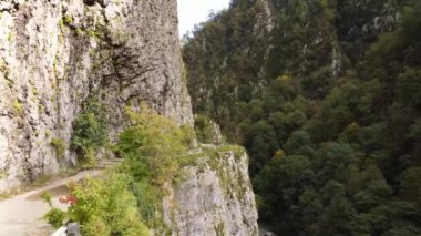 Dağlardaki bir yoldaki insansız hava aracının hava görüntüsü. Dağlık bir bölgede terk edilmiş eski bir yol..