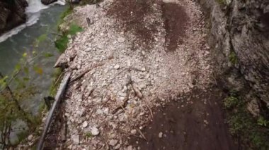 Dağlardaki bir yoldaki insansız hava aracının hava görüntüsü. Dağlık bir bölgede terk edilmiş eski bir yol..