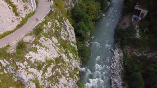 Flygfoto Från Drönare Väg Bergen Gammal Övergiven Väg Stenig Del — Stockvideo