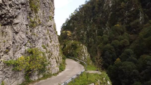 在山上的路上从无人驾驶飞机上俯瞰的空中景色 山中岩石地带的一条废弃的老路 — 图库视频影像