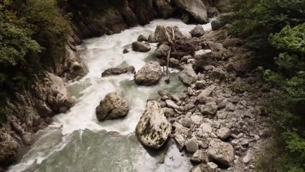 Vue Aérienne Depuis Drone Sur Une Route Dans Les Montagnes — Video