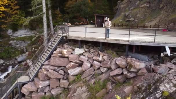 Vattenfall Bredvid Observationsdäcket Flygfoto Från Drönare Naturparken Flod Bergen — Stockvideo