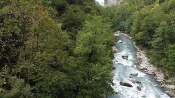 Αεροφωτογραφία Από Ένα Drone Ένα Ποτάμι Στα Βουνά Ένας Παλιός — Αρχείο Βίντεο