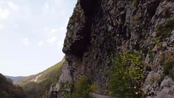 在山上的路上从无人驾驶飞机上俯瞰的空中景色 山中岩石部分的一条废弃的老路 在一条废弃的旧公路上崩塌的岩石 — 图库视频影像