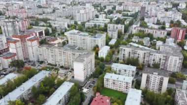 Şehir, kuş bakışı. Şehir merkezi. Hava görüntüleme dronu