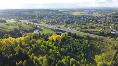 Yol kavşağı, otoyol, şehir parkı. Bir İHA 'dan hava görüntüsü