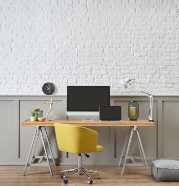 Modern çalışma masası ve ahşap masa tasarımı, bilgisayar ve laptop stili, ev aksesuarı, lamba ve sandalye dekoru. Beyaz tuğla ve kahverengi klasik duvar arkaplanı.