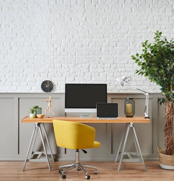 Moderner Schreibtisch Und Holztisch Computer Und Laptop Stil Wohnaccessoires Lampe — Stockfoto