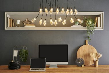 Teknolojik bilgisayar dizüstü bilgisayarıyla mutfak dekorasyonu, tahta masa tarzı kesme tahtası, bıçak, kaşık ve çatal, gri taş duvar..