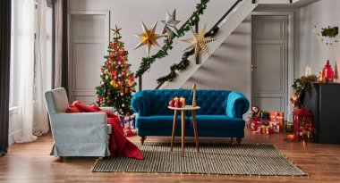 Dekoratif Noel ve yeni yıl iç mekan konsepti, ev stili, mobilya, Noel ağacı. Ev konseptinde mutlu yıllar..