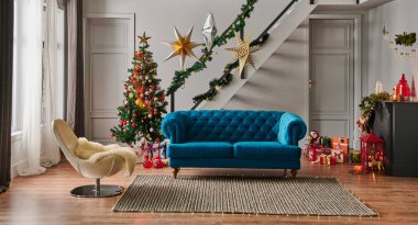 Dekoratif Noel ve yeni yıl iç mekan konsepti, ev stili, mobilya, Noel ağacı. Ev konseptinde mutlu yıllar..