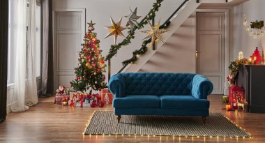 Dekoratif Noel ve yeni yıl iç mekan konsepti, ev stili, mobilya, Noel ağacı. Ev konseptinde mutlu yıllar..