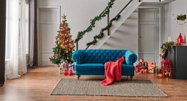 Dekoratif Noel ve yeni yıl iç mekan konsepti, ev stili, mobilya, Noel ağacı. Ev konseptinde mutlu yıllar..