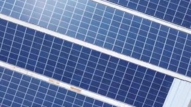 Güneş enerjisi paneli, çatıya inşa edilmiş, ateş etme, sürdürülebilir kaynak kavramı.