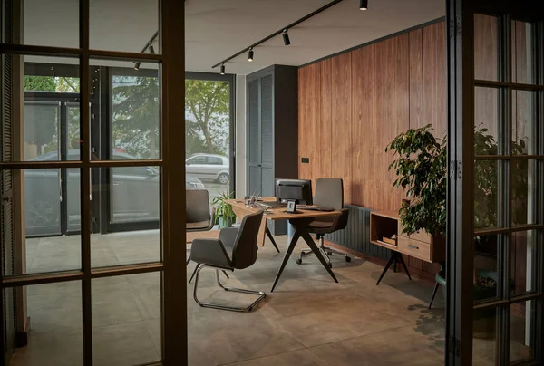Bürozimmer Und Möbeltischstuhl Hinter Der Metalltür — Stockfoto