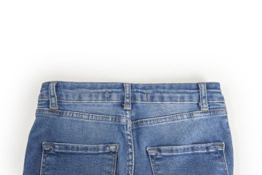 Beyaz arka planda izole edilmiş mavi kot, katlanmış, modaya uygun, şık, modaya uygun bir kot..