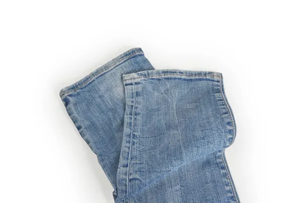 Blauwe Jeans Geïsoleerd Witte Achtergrond Gevouwen Trendy Stijlvolle Modieuze Denim — Stockfoto