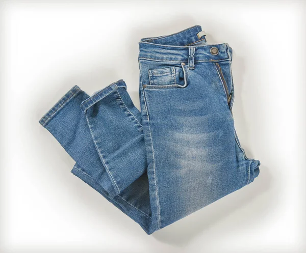 Blauwe Jeans Geïsoleerd Witte Achtergrond Gevouwen Trendy Stijlvolle Modieuze Denim — Stockfoto