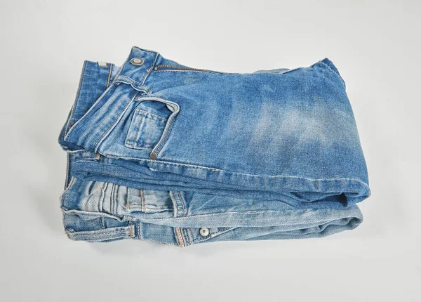 Blue Jeans Isoliert Auf Weißem Hintergrund Gefaltet Trendy Stylisch Modisch — Stockfoto