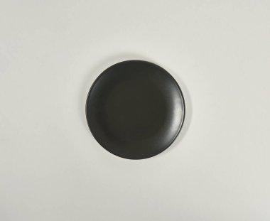 Arkaplanda siyah plaka var..