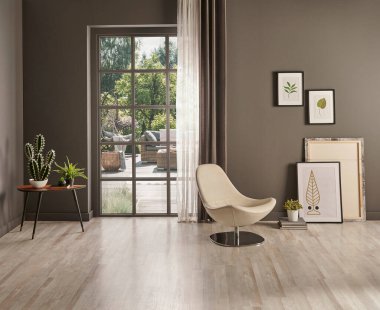 Gri duvar arkaplanı, pencere manzarası, çerçeve, sandalye ve iç mekan.