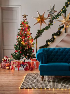 Dekoratif Noel ve yeni yıl iç mekan konsepti, ev stili, mobilya, Noel ağacı. Ev konseptinde mutlu yıllar..