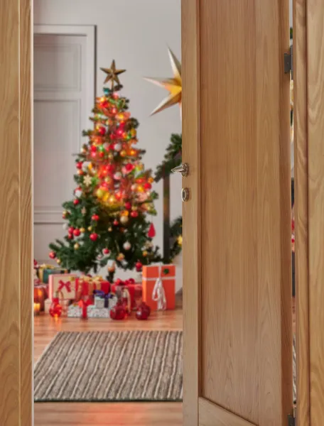 Close Dřevěné Otevřené Dveře Styl Vánoční Strom Dárek Box Pozadí — Stock fotografie