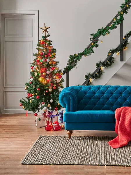 Dekoratif Noel ve yeni yıl iç mekan konsepti, ev stili, mobilya, Noel ağacı. Ev konseptinde mutlu yıllar..