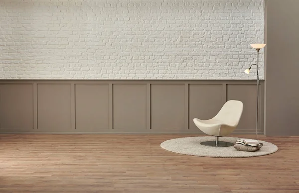 Dekoratif Sandalye Beyaz Tuğlanın Önünde Klasik Kahverengi Duvar Zemininin Altında — Stok fotoğraf