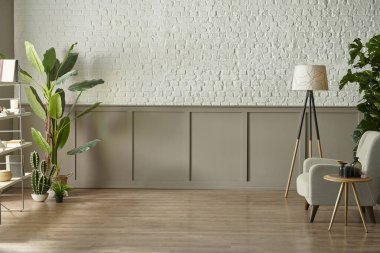 Oda duvarı konsepti, tuğla ve klasik tarz, saat koltuğu lambası ve yeşil bitki iç dekorasyonu, kahverengi parke ve halı..