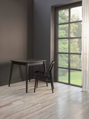 Köşedeki gri duvar, pencere stili, kanepe koltuğu ve bitki konsepti..