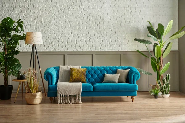 Niebieska Pikowana Sofa Przed Brązową Klasyczną Siatką Ścianą Białej Cegły — Zdjęcie stockowe