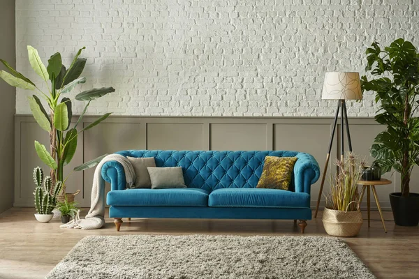 Niebieska Pikowana Sofa Przed Brązową Klasyczną Siatką Ścianą Białej Cegły — Zdjęcie stockowe